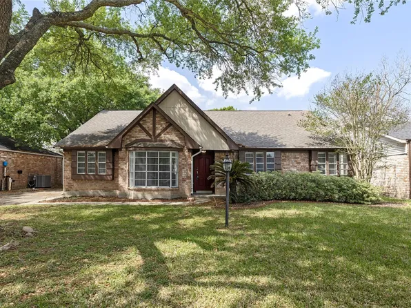 13834 Oakwood Ln, Sugar Land, TX 77498