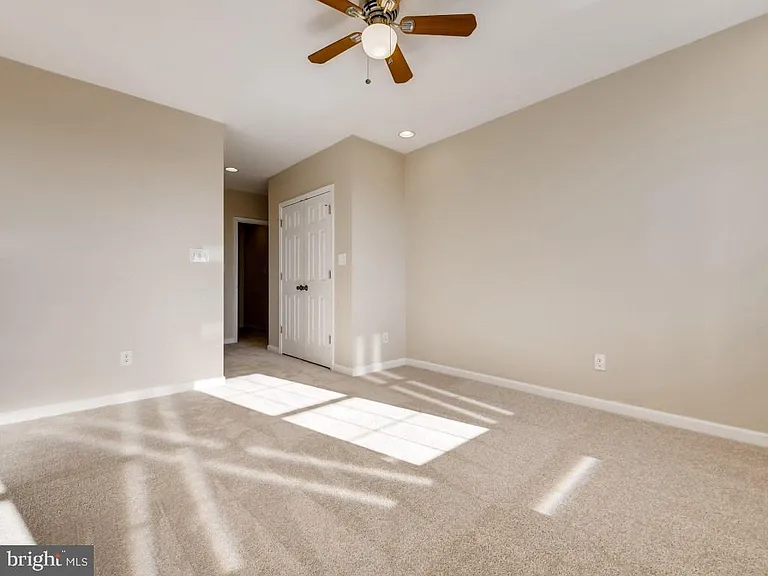 1433 Olive St — Photo 4