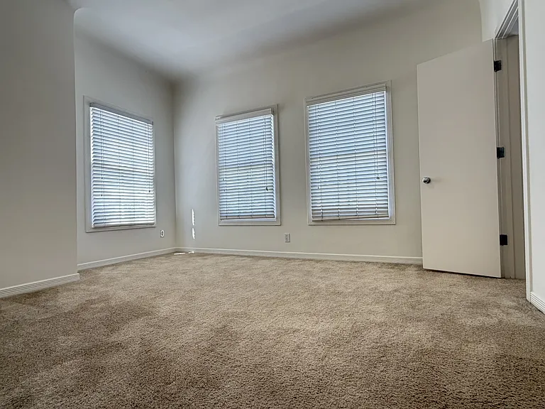 Lindbrook Manor Apartments — Photo 128