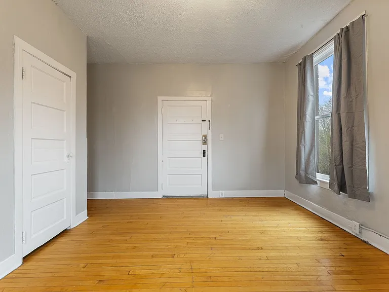 Essex Apartments — Photo 14