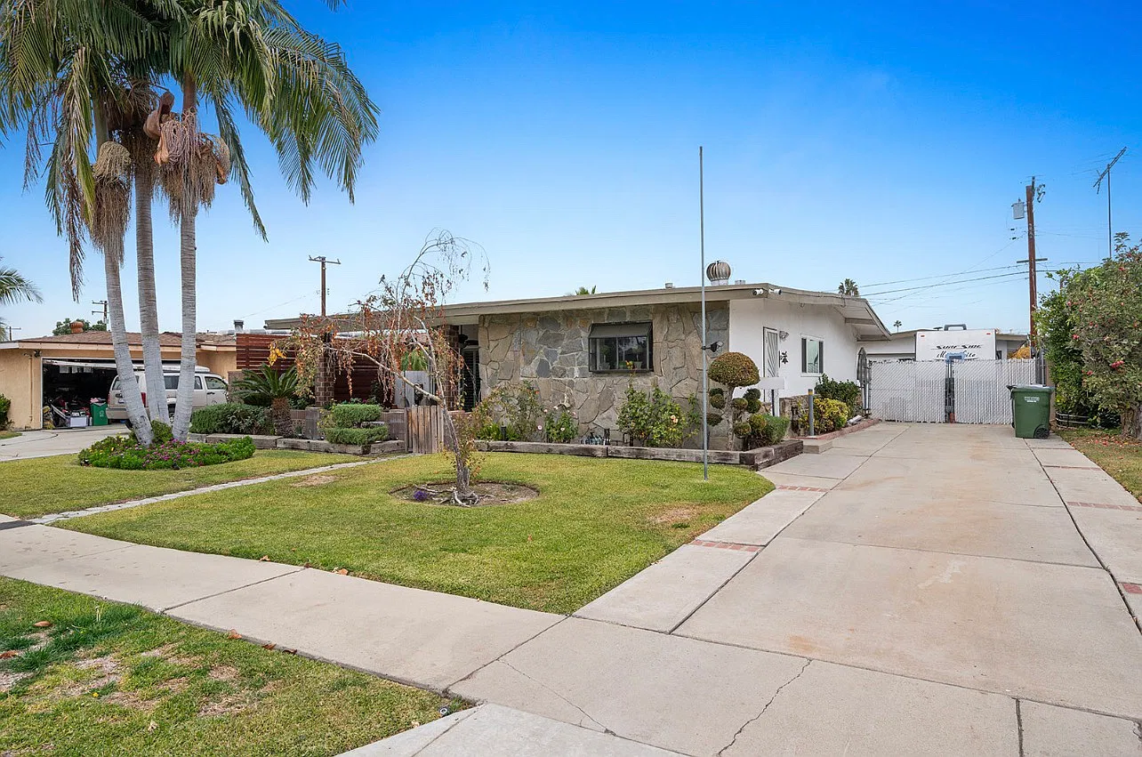 4 bed, 1297 sqft, $4,450 — Photo 1