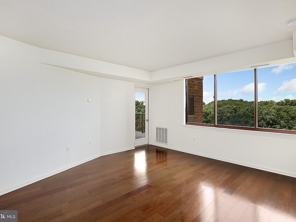 2nd image of 10101 Grosvenor Pl APT 1401