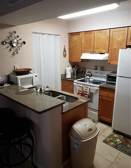 1225 SW 46th Ave #203 — Photo 3