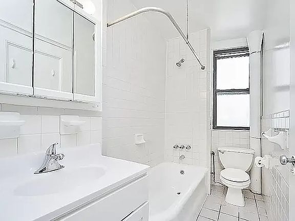 3rd image of 135 E 50th St APT 10F