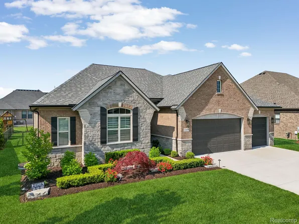 21959 Majestic Dr E, Macomb, MI 48044