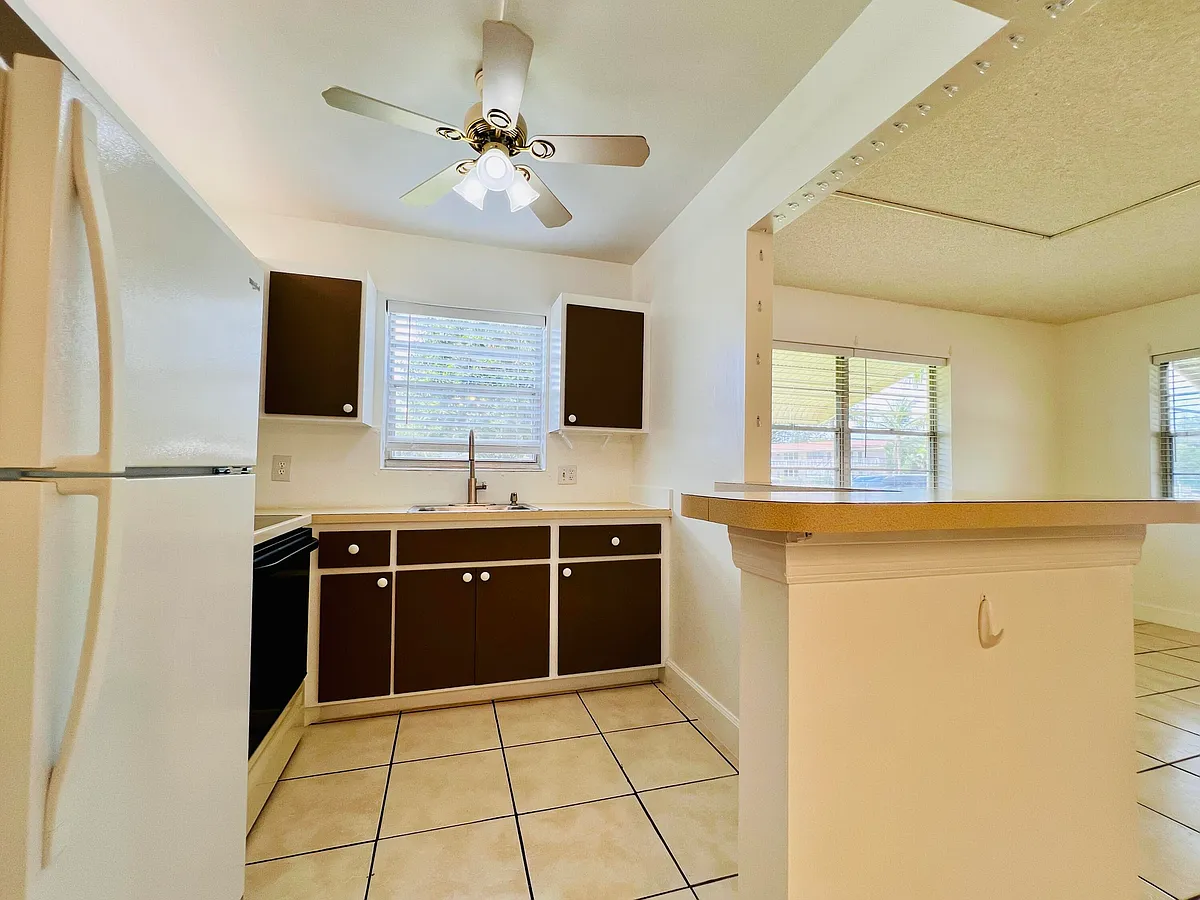 Building Photo - 300 Camden Dr #M