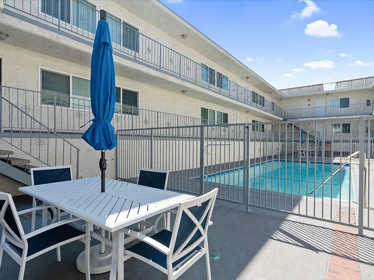 905 North 3rd Comfort, Community & Convenience in Vibrant Burbank — Photo 23