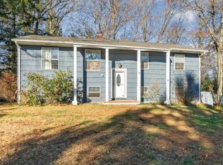 9 Cindy Ln, Oak Ridge, NJ 07438