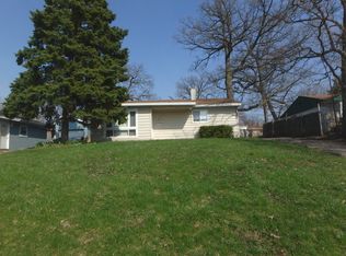 3 Robin Rd, Carpentersville, IL 60110