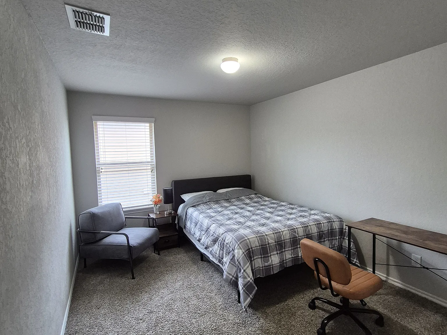 4 bed, 2112 sqft, $700 — Photo 2
