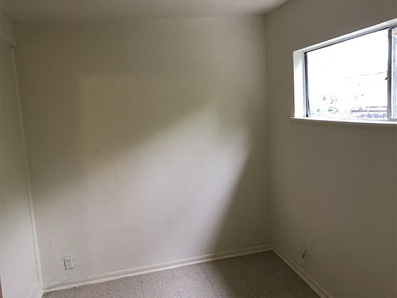 4th image of 521 Queen Anne Ct