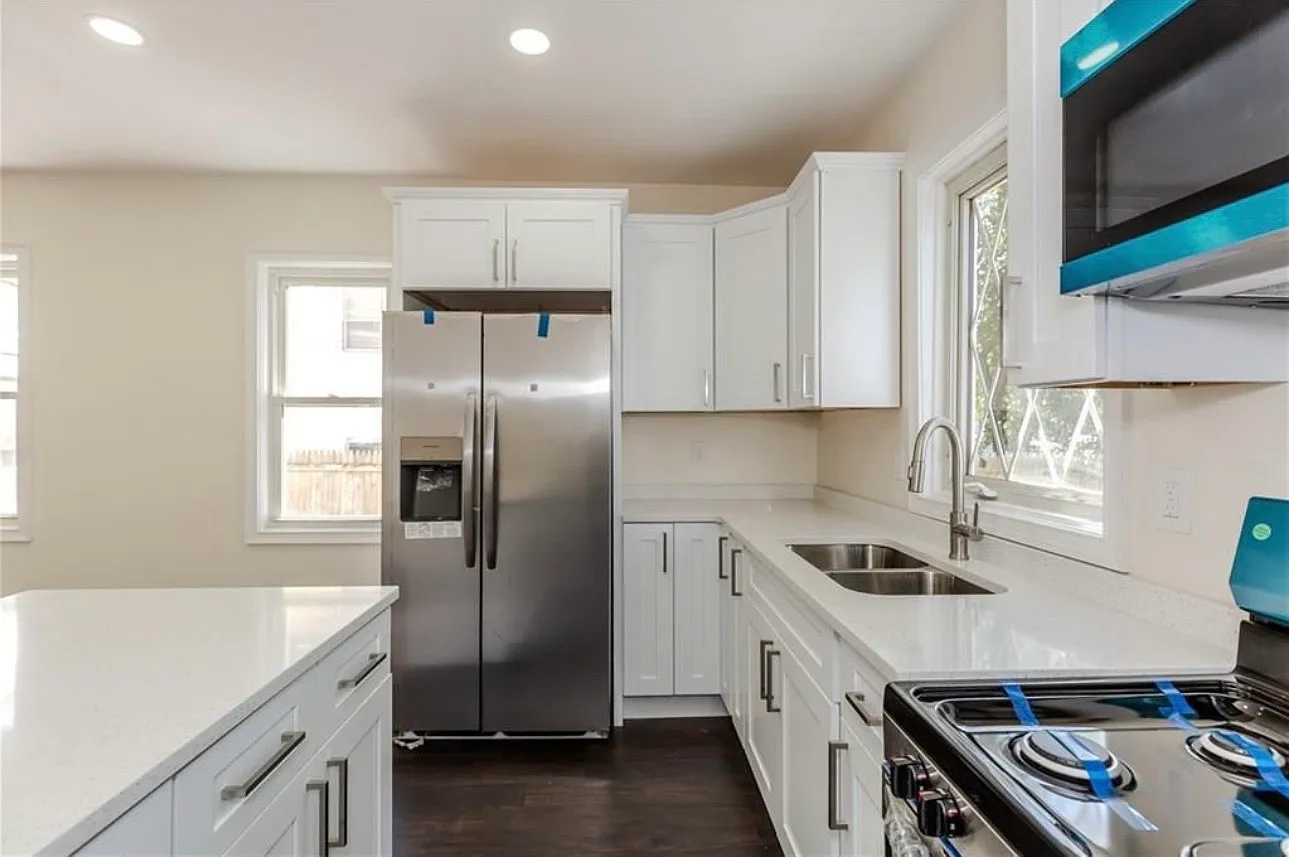 3 bed, 2060 sqft, $2,200 — Photo 2