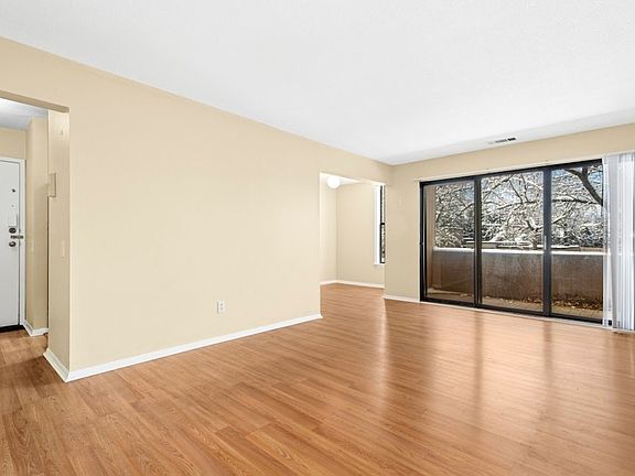5th image of 18 Shrewsbury Green Dr Unit I