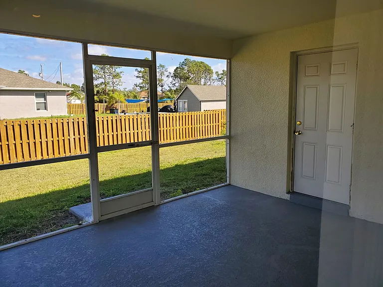 445 Reading St — Photo 11