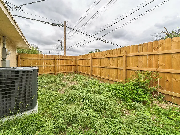 101 W Schreiner St — Photo 28