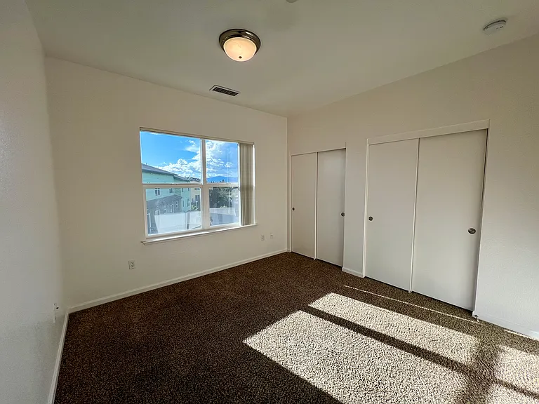 Esposti Park Apartments — Photo 18