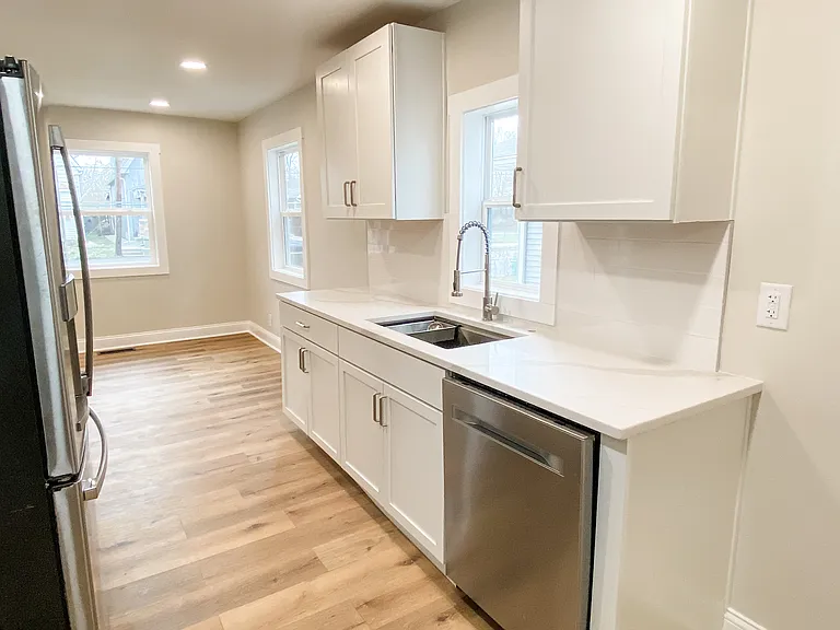 1142 S Keystone Ave — Photo 7