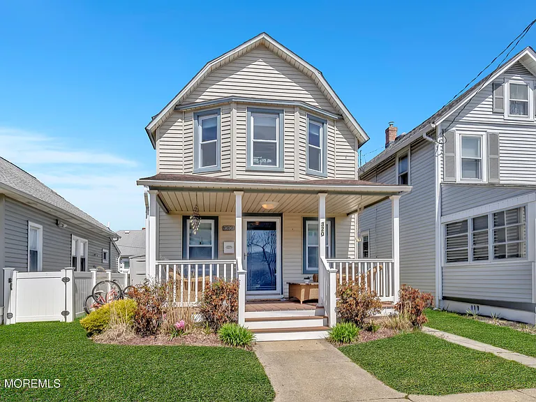 320 Ocean Park Ave — Photo 2