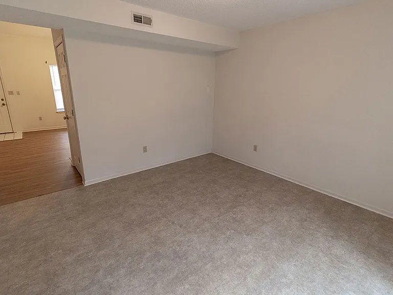 212-214 Nikki Way — Photo 10