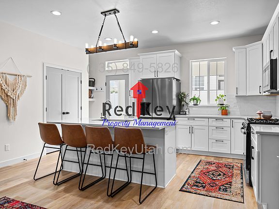 574 E Glenpoint Ct_08062023