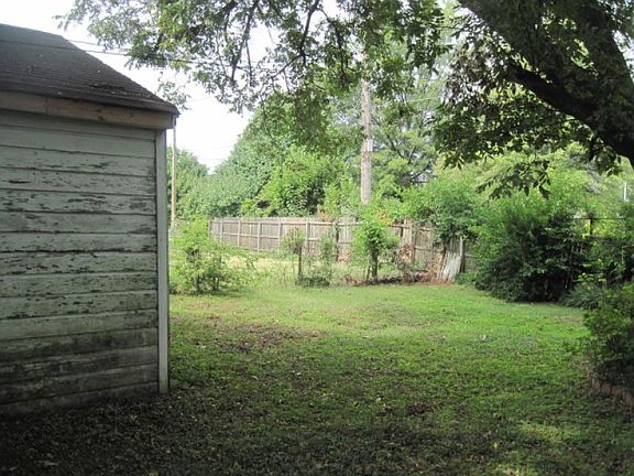 4th image of 3086 Crump Ave