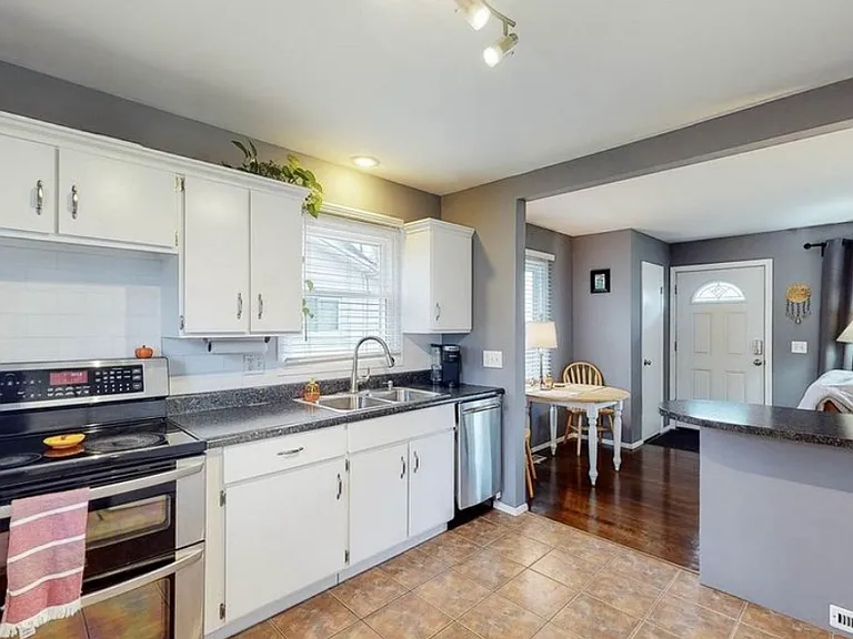 1139 Valley Dr NW — Photo 5