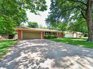 824 E English Ct, Derby, KS 67037
