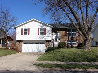 1525 W Queens Court Rd, Peoria, IL 61614