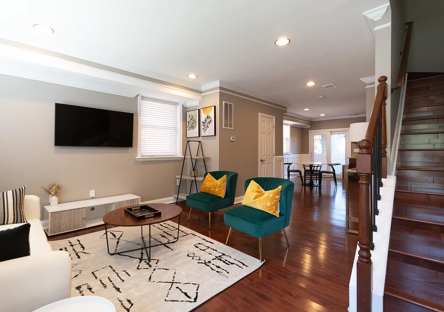 Three BR w/2.5 Bath and Parking near Metro — Photo 2