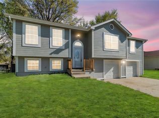 806 SE 16th Ter, Oak Grove, MO 64075