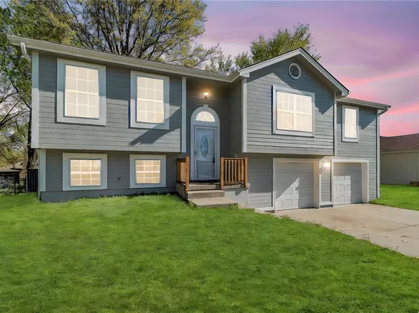 806 SE 16th Ter, Oak Grove, MO 64075