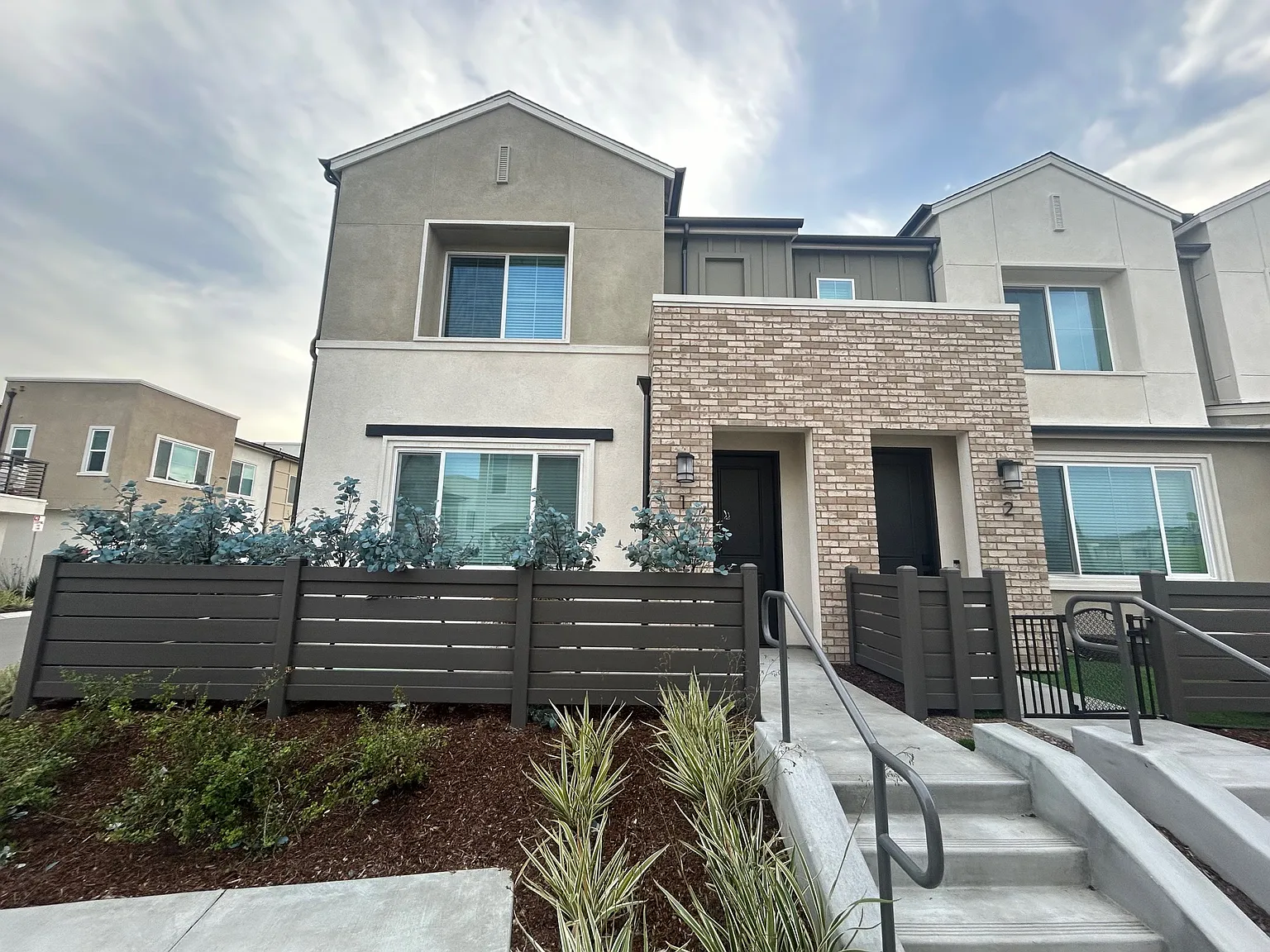 4 bed, 2.5 bath, 1623 sqft, $4,400 — Photo 1