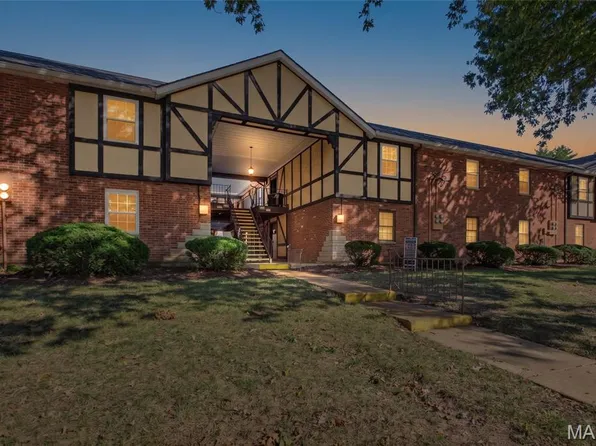 1062 Woodgate Dr, Saint Louis, MO 63122
