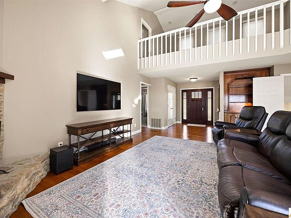 3rd image of 137 Creekport Dr