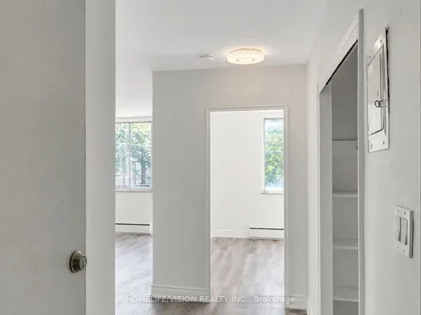 18 Kenrae Rd #12, Toronto, ON M4G 1Y1