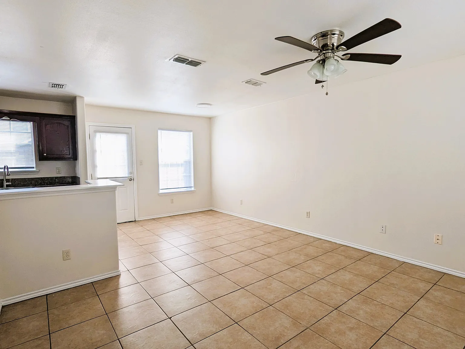 3 bed, 1200 sqft, $1,300 — Photo 2