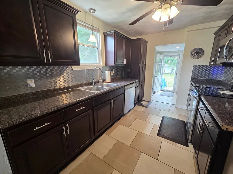 7407 Yorktown Dr — Photo 6