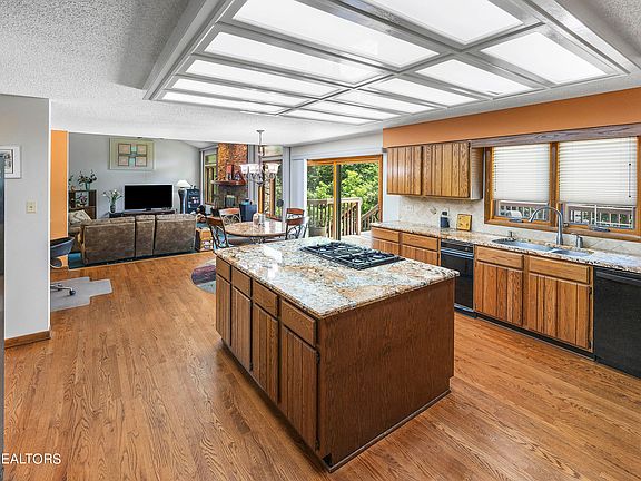 4th image of 414 Doublehead Ln
