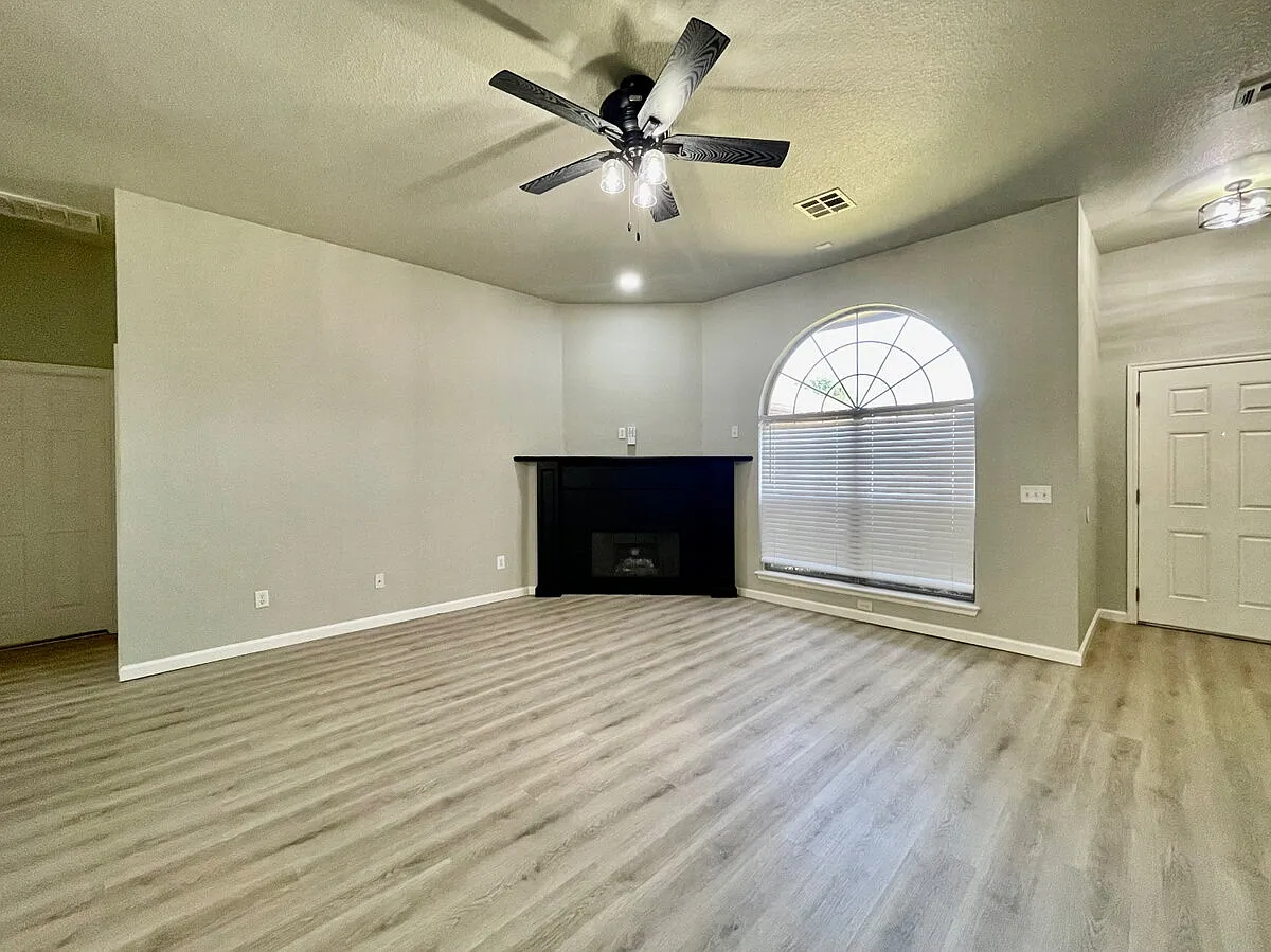 4 bed, 2.0 bath, 1783 sqft, $1,995 — Photo 2