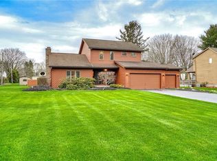 15 Thoroughbred Trl, Penfield, NY 14526