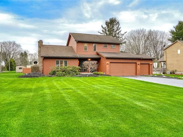 15 Thoroughbred Trl, Penfield, NY 14526