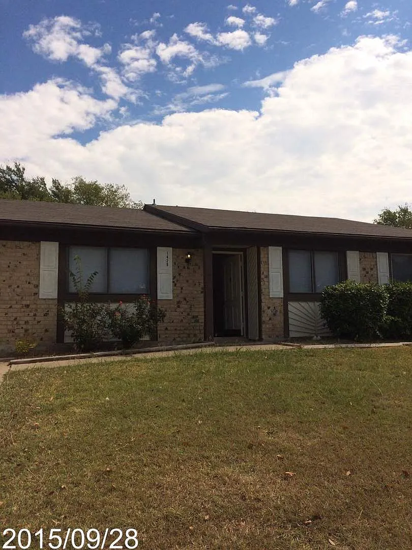 Beautiful 4 Bedroom 2 Bathroom in Garland! — Photo 2