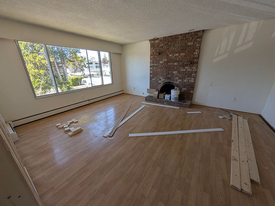 1st image of 10 Milford Dr