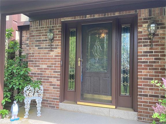 4th image of 127 Mapleleaf Dr