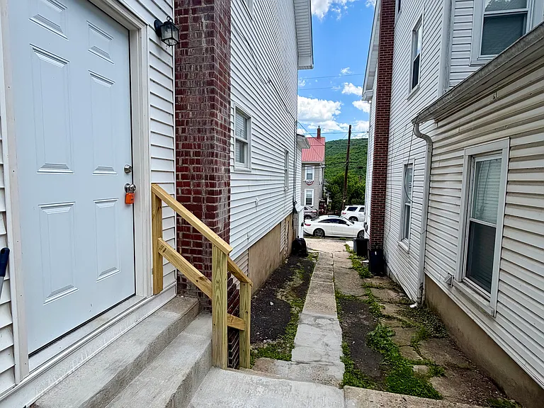 418 Center Ave — Photo 4