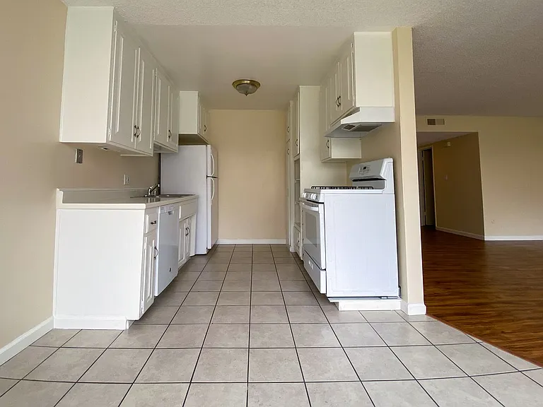 Sleepy Hollow Apartments — Photo 23