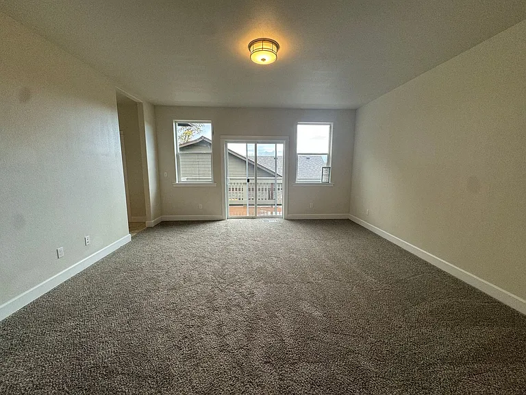 1811 NE Alameda Ave — Photo 17