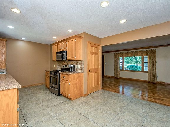 5th image of 318 SW Westlawn Dr