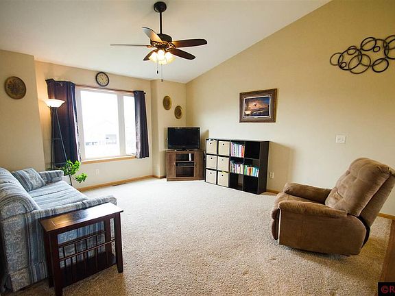 4th image of 220 Oak Dr