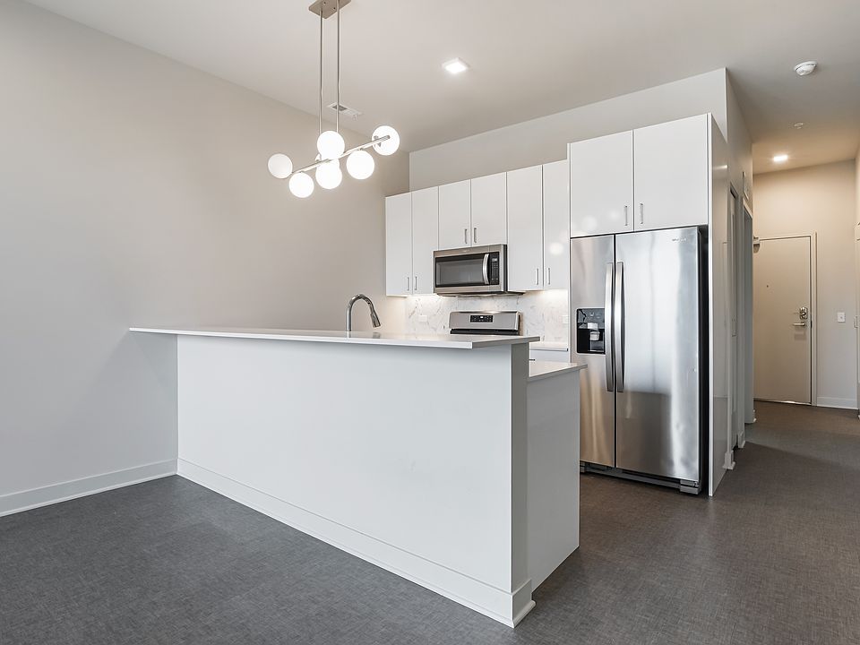 1st image of 818 N Wolcott Ave #204